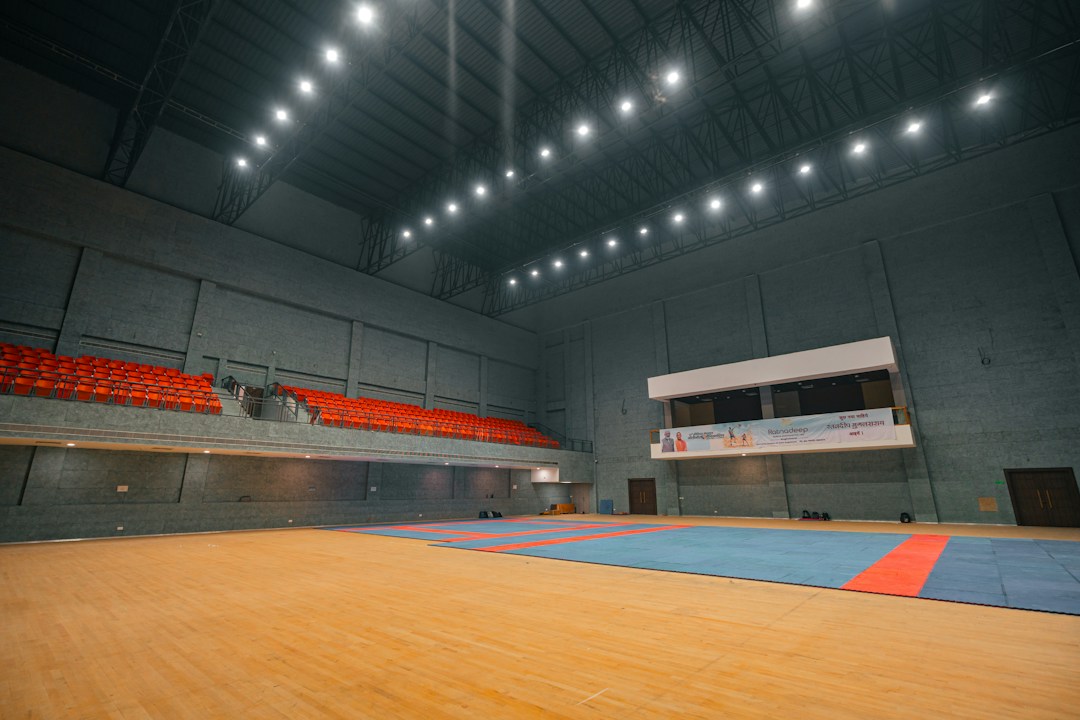 Hala sportowa przygotowana do turnieju siatkówki