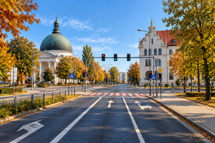 Jesienna ulica w Inowrocławiu w rejonie prowadzonych prac drogowych