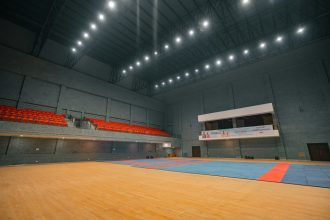 Hala sportowa przygotowana do turnieju siatkówki