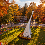 Jesienny Park Solankowy w Inowrocławiu z kwiatowymi rabatami i zegarem słonecznym