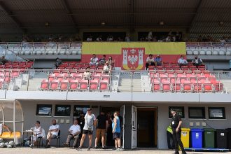 Ilustracja dotycząca Cuiavii Inowrocław, stadion piłkarski o zmierzchu
