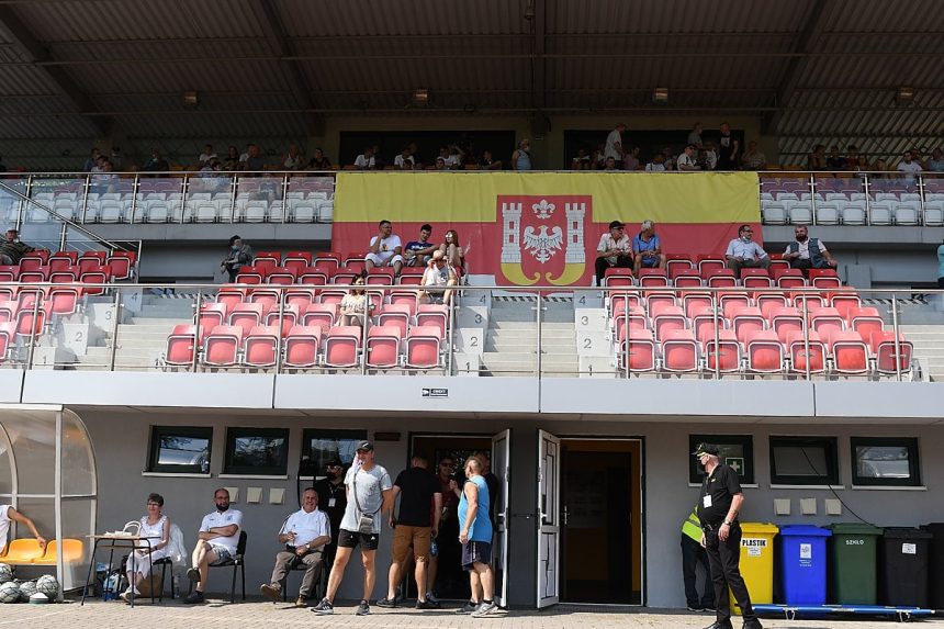 Ilustracja dotycząca Cuiavii Inowrocław, stadion piłkarski o zmierzchu