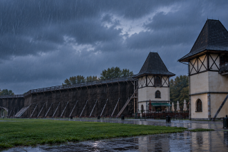 Inowrocławskie Solanki w deszczu, tężnia i wieże widoczne z mokrego placu