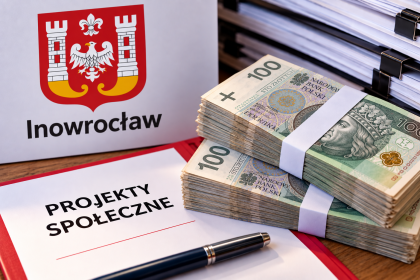 Banknoty i dokumenty symbolizujące dofinansowanie projektów społecznych w Inowrocławiu.